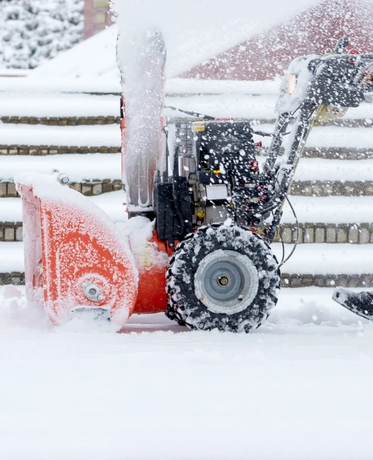 En Ariens snöslunga i arbete, som kastar snö åt sidan på en snötäckt yta i Östersund.